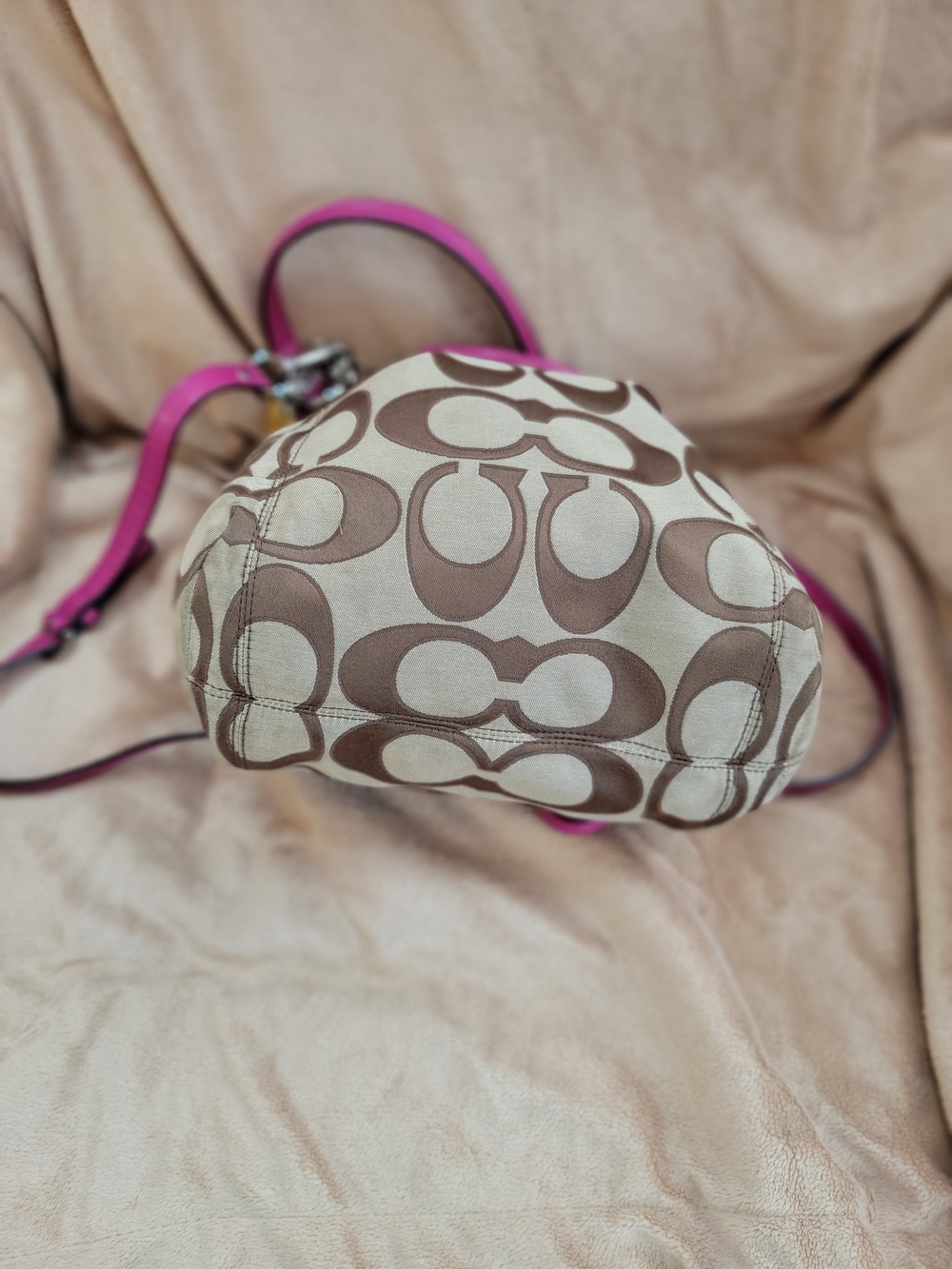 Coach Signature Drawstring Bucket Bag in Beige and Pink - Picture 4 of 7